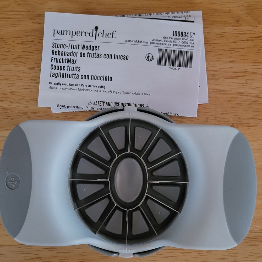 Pampered Chef Stone Fruit Wedger